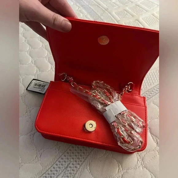 Bebe NWT Red Cross body - Picture 3 of 9